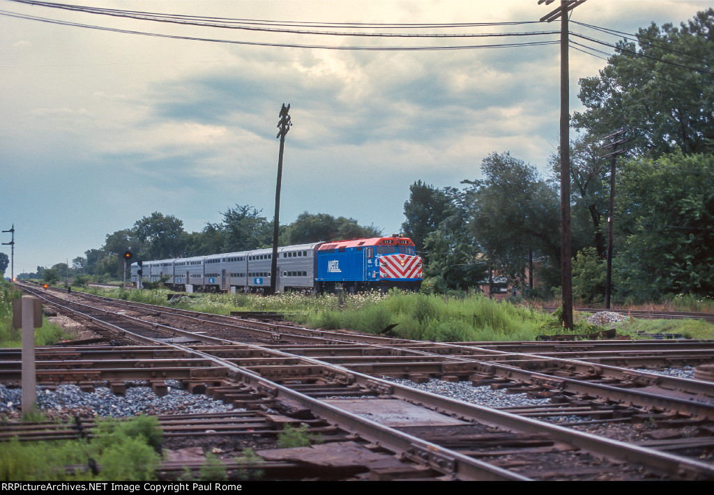 METX 112, EMD F40PH Westbound on the NS at 75th St crossing